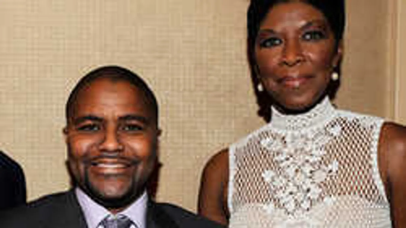 Gyászol a zeneipar: tragikusan fiatalon halt meg a híres énekes fia