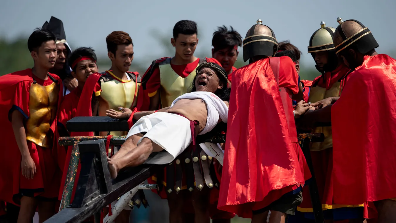 Véres húsvét: tényleg keresztre szögeltek férfiakat a Fülöp-szigeteken