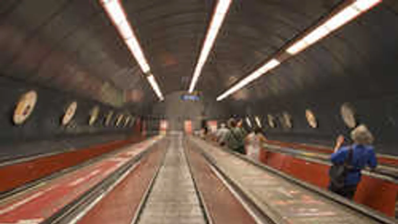 Ilyet még nem láttunk! Elnyelt a mozgólépcső egy embert - Videó