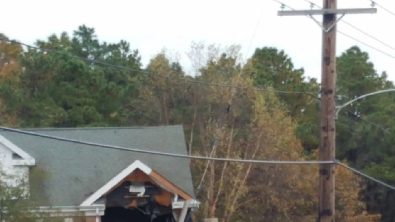 Szörnyű baleset: háztetőbe csapódott egy Porsche, ketten meghaltak!