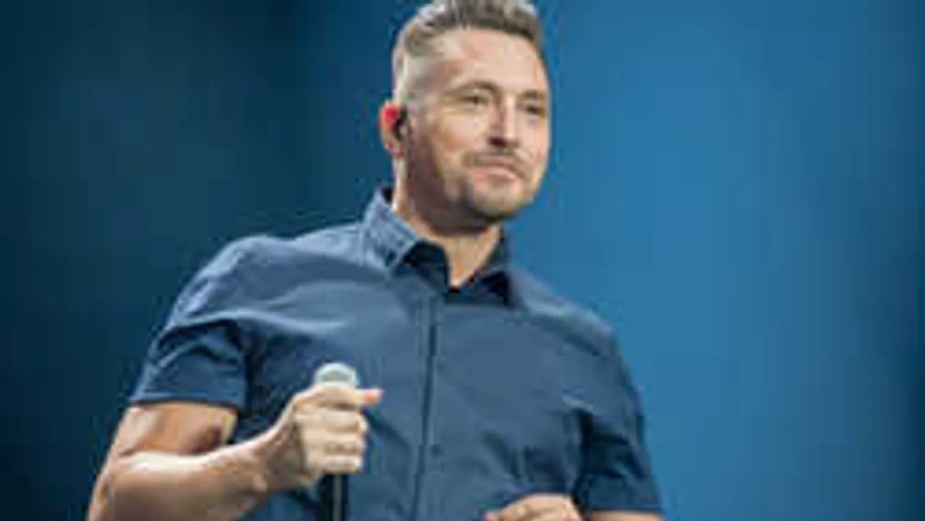 Így ünnepelt családjával a hazai popzene koronázatlan királya