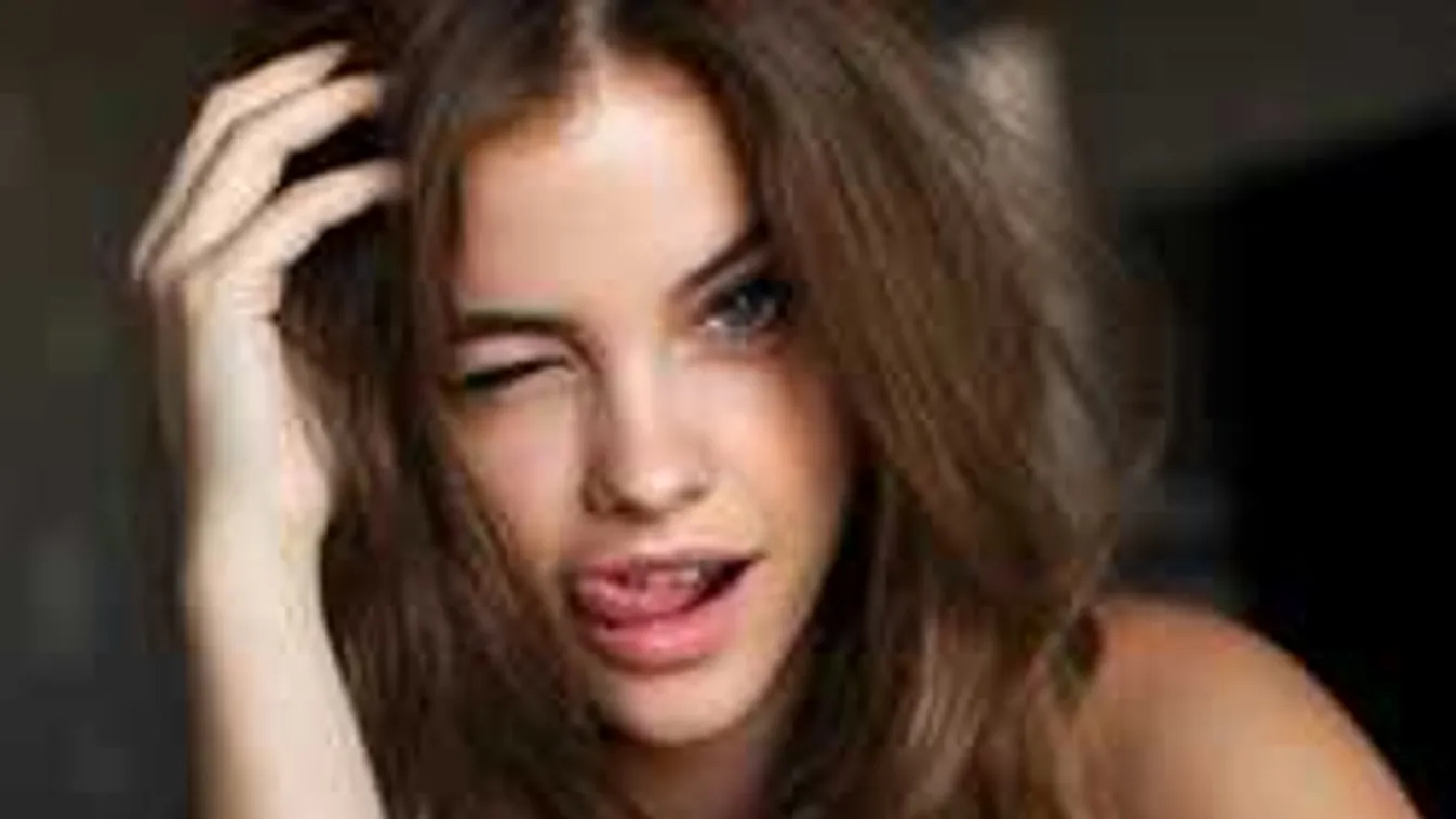 Lecsúszott felsőben csábít, vetkőzés közben kapták le Palvin Barbit