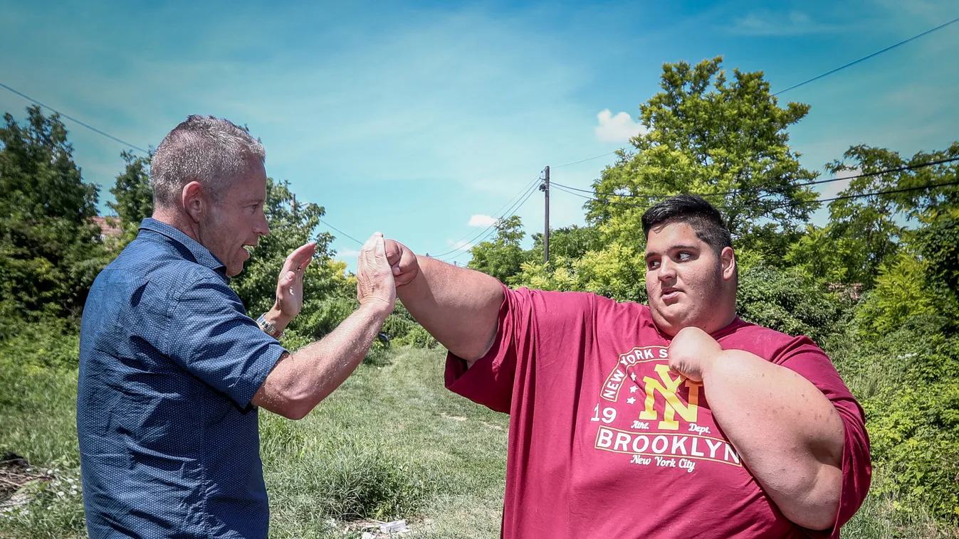 Máris bomlanak a lányok Magyarország legkövérebb kamasza után