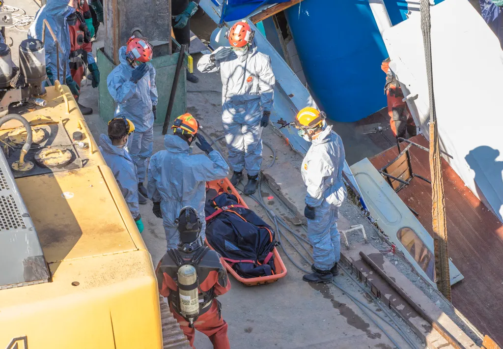 A kiemelés közben búvárok kutatták át a hajót. 80 centiméter magas iszapban keresték a holttesteket és négyet találtak is