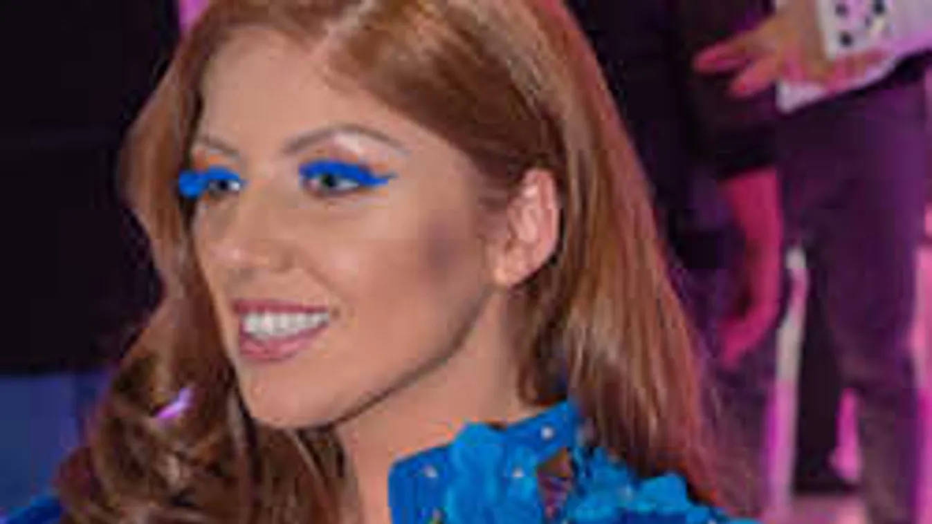 Vadul simogatja magát Tolvai Reni, és videóra is vette