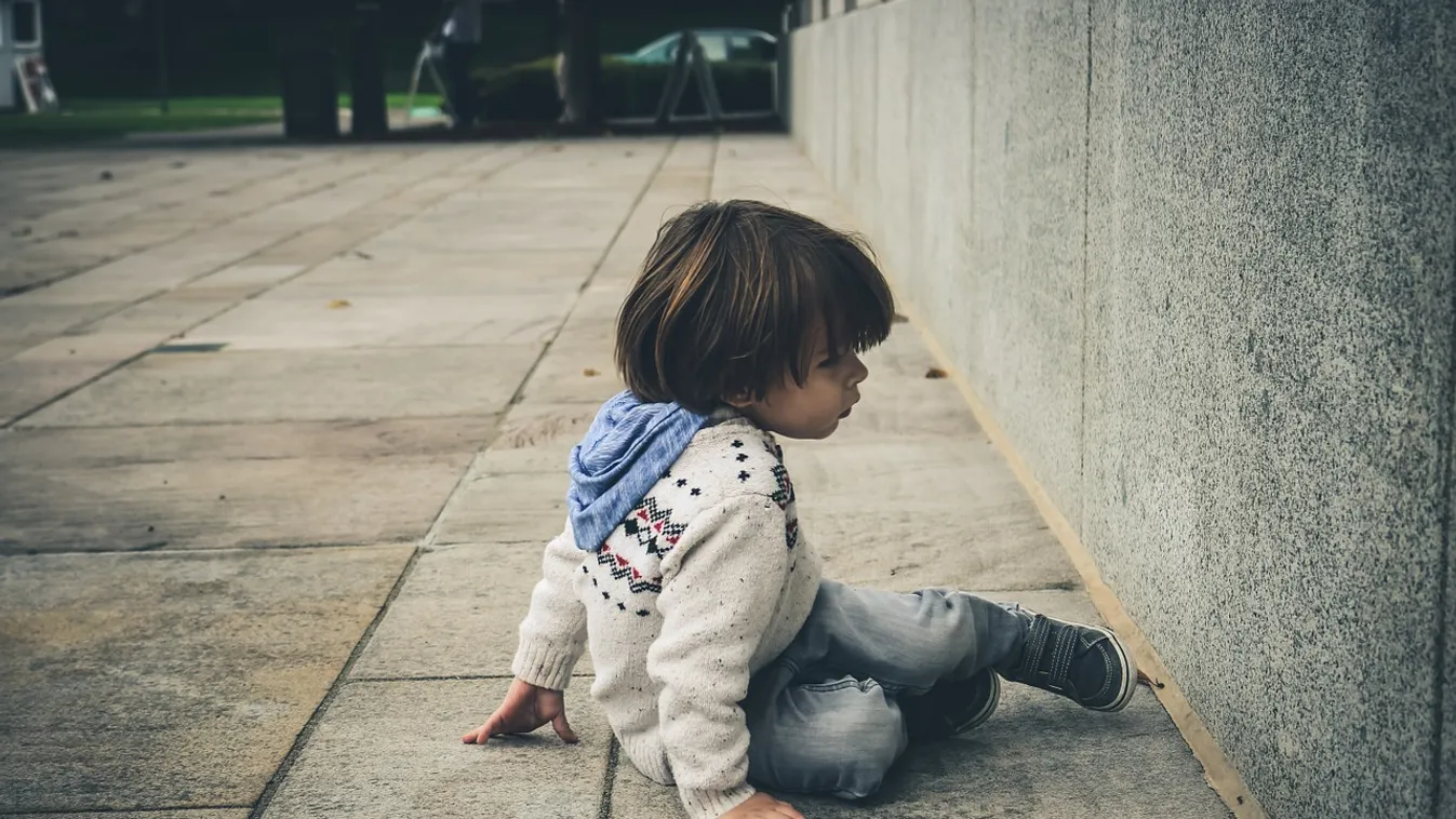 Meghalt egy 3 éves kisfiú, miután a hatodikról kidobta részeg családtagja