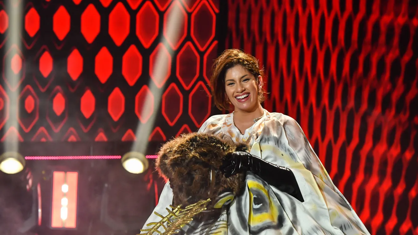 Terhesen bujkált Radics Gigi