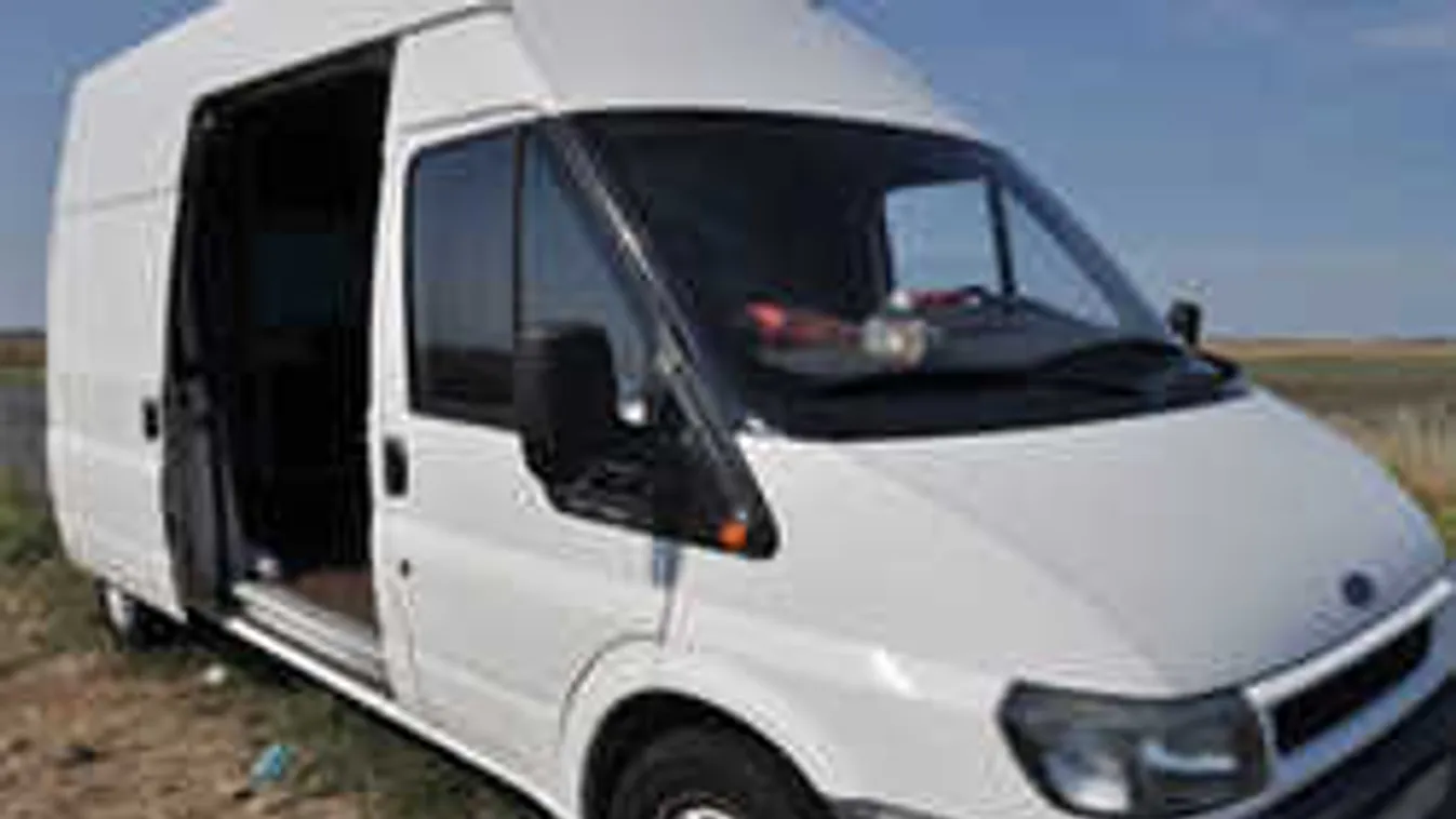 Kiszombornál csaptak le a rendőrök, 34 ember volt a mikrobuszba zsúfolva