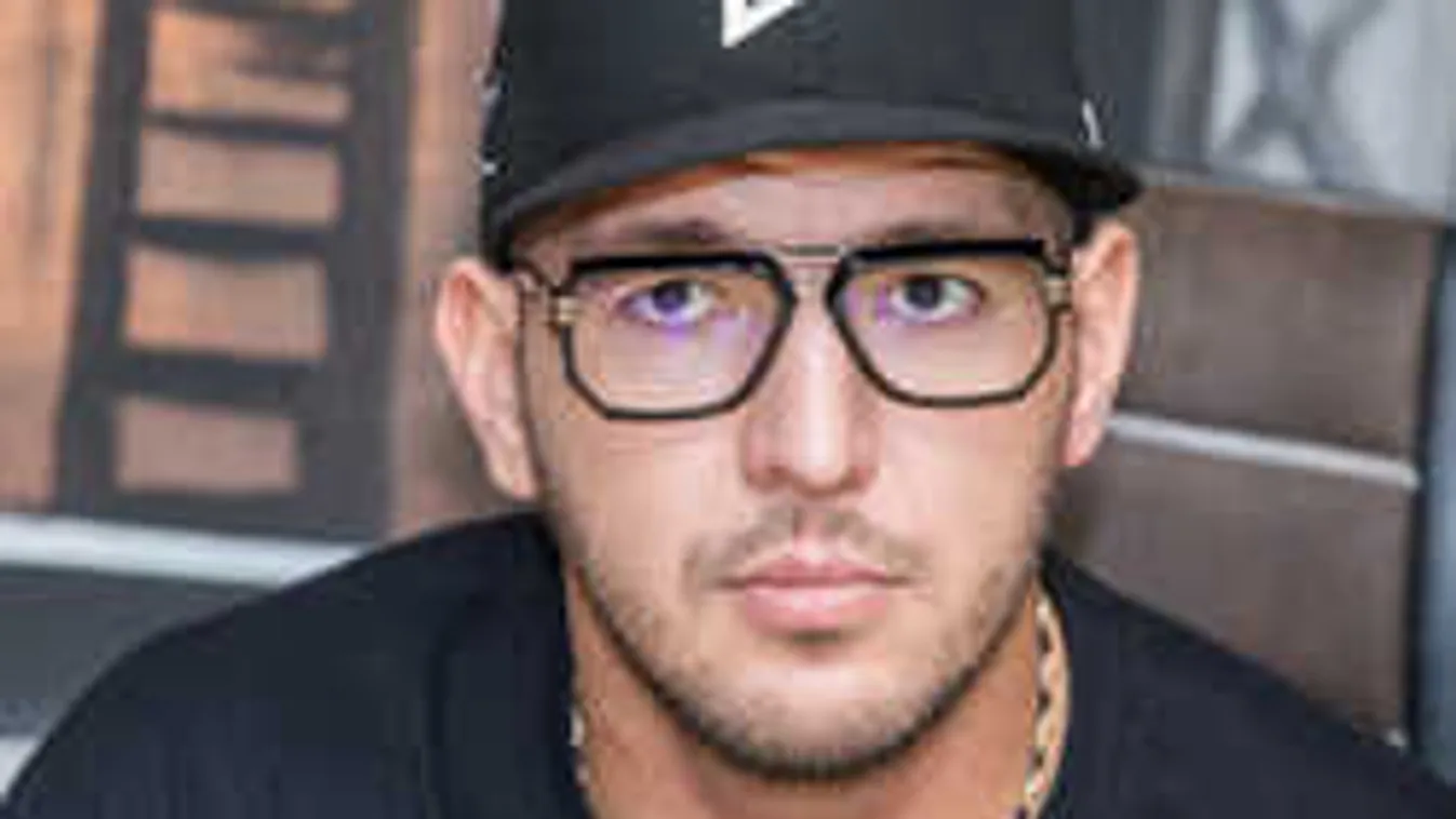 Curtis Amerikába megy, ez áll a háttérben