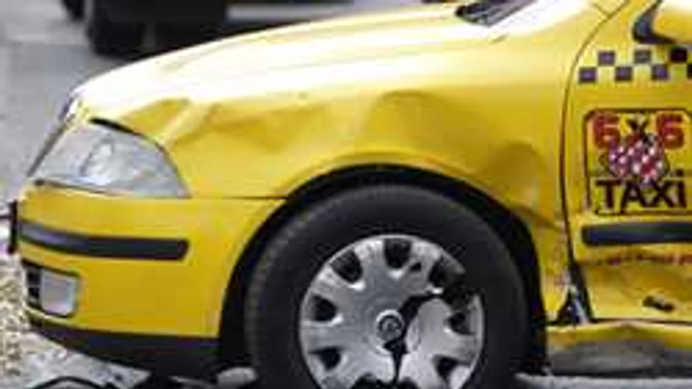 Azonnal szörnyethalt a taxisofőr, amikor egy tömött busszal ütközött