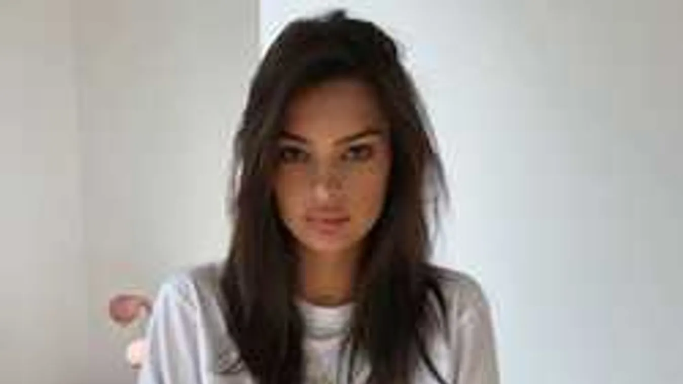 Apró bugyiban lőtt egy szelfit, elképesztőt villantott a szuperszexi modell