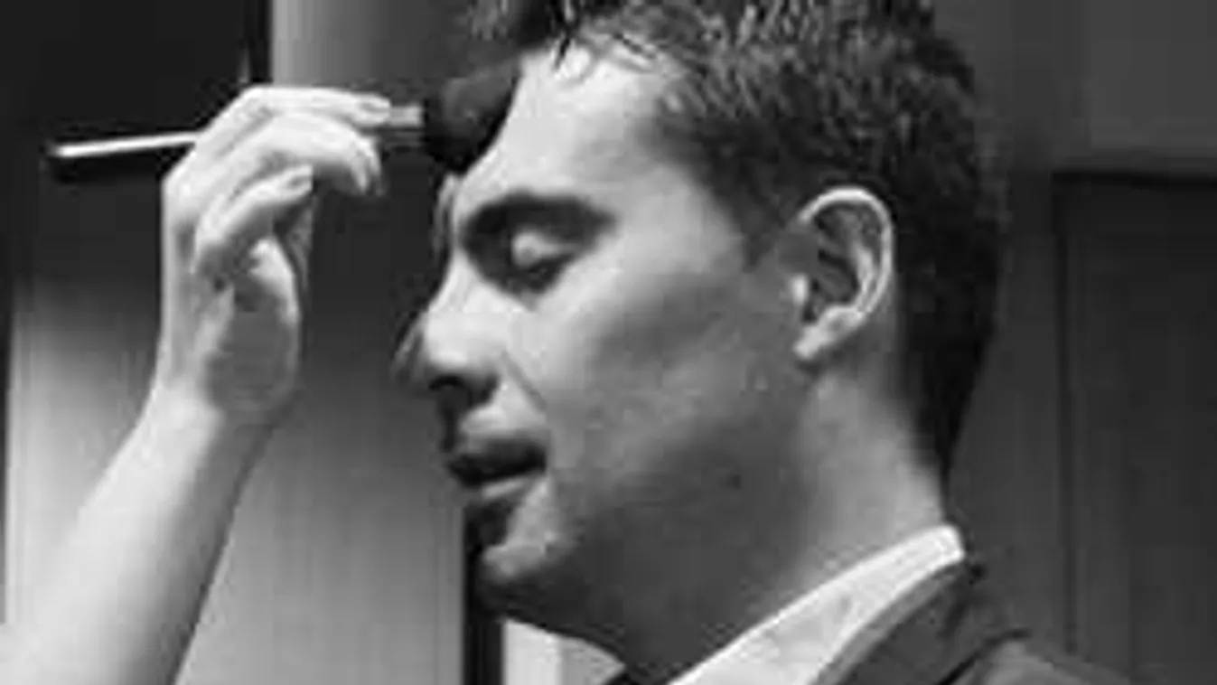 Vona homokba dugja fejét, történhet bármi...