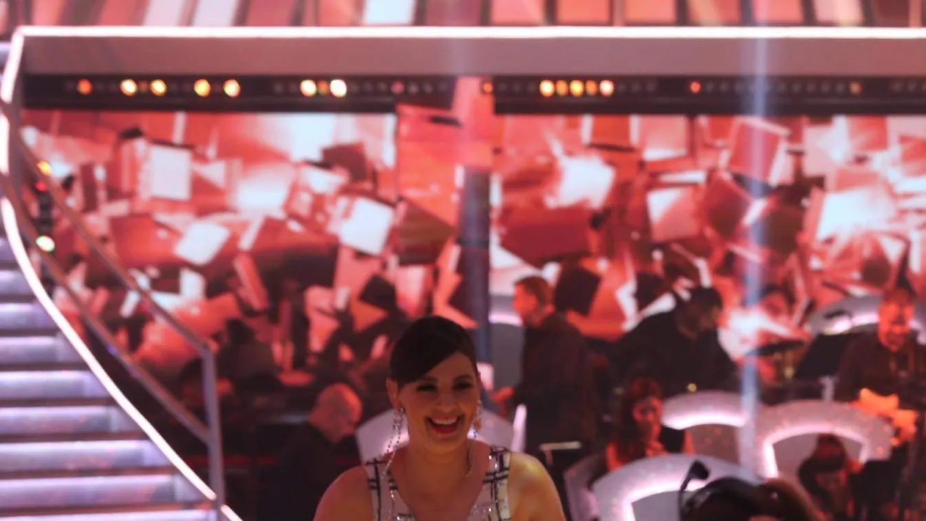 Köldökig kivágott estélyiben állt a kamerák elé Ördög Nóra