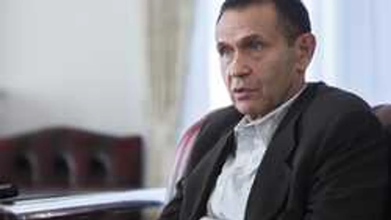 Nyomkövetővel a lábán ment ma Gyárfás a FINA ülésére