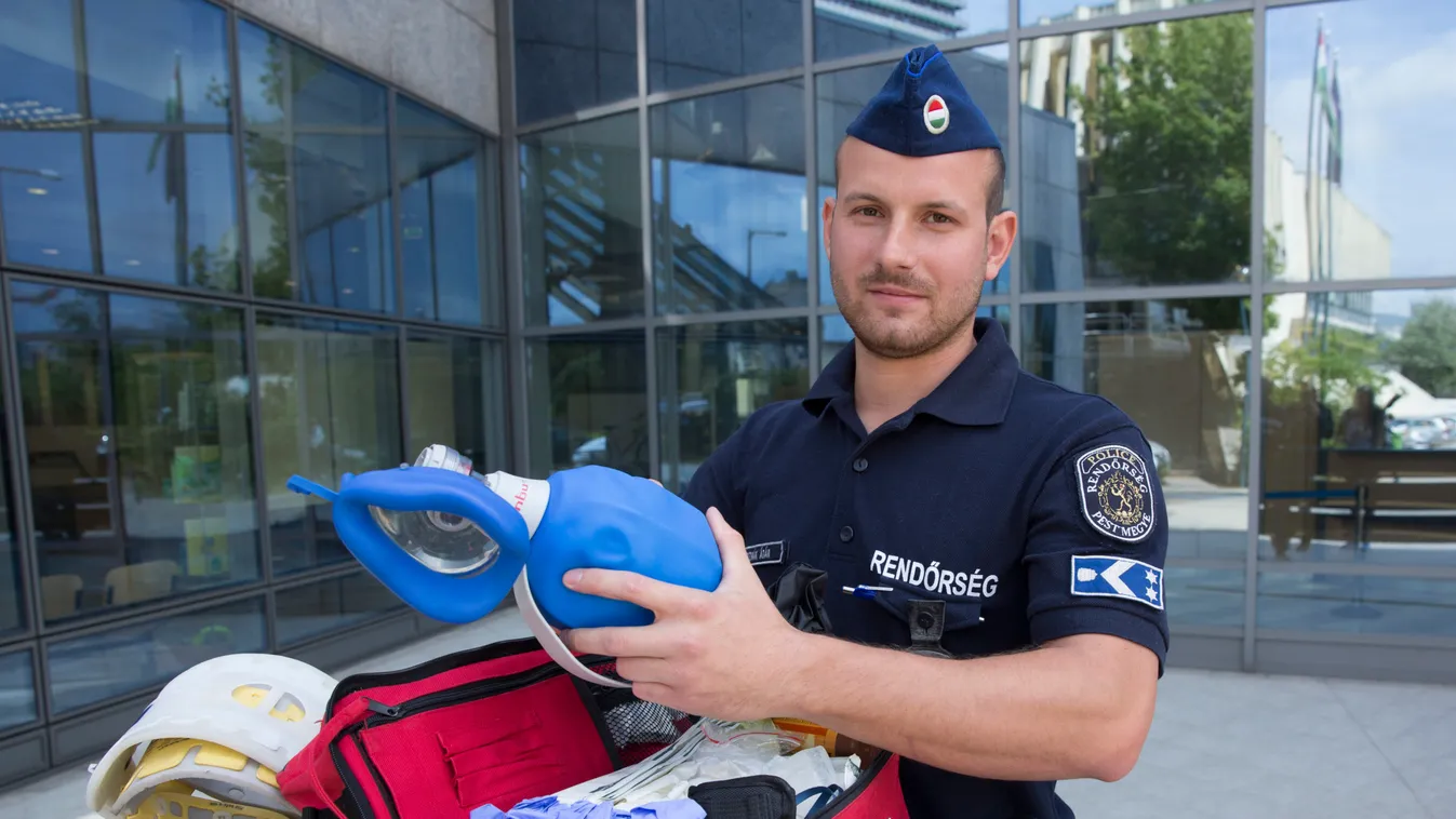 Ez a hős rendőr segített a levágott ujjú masinisztán