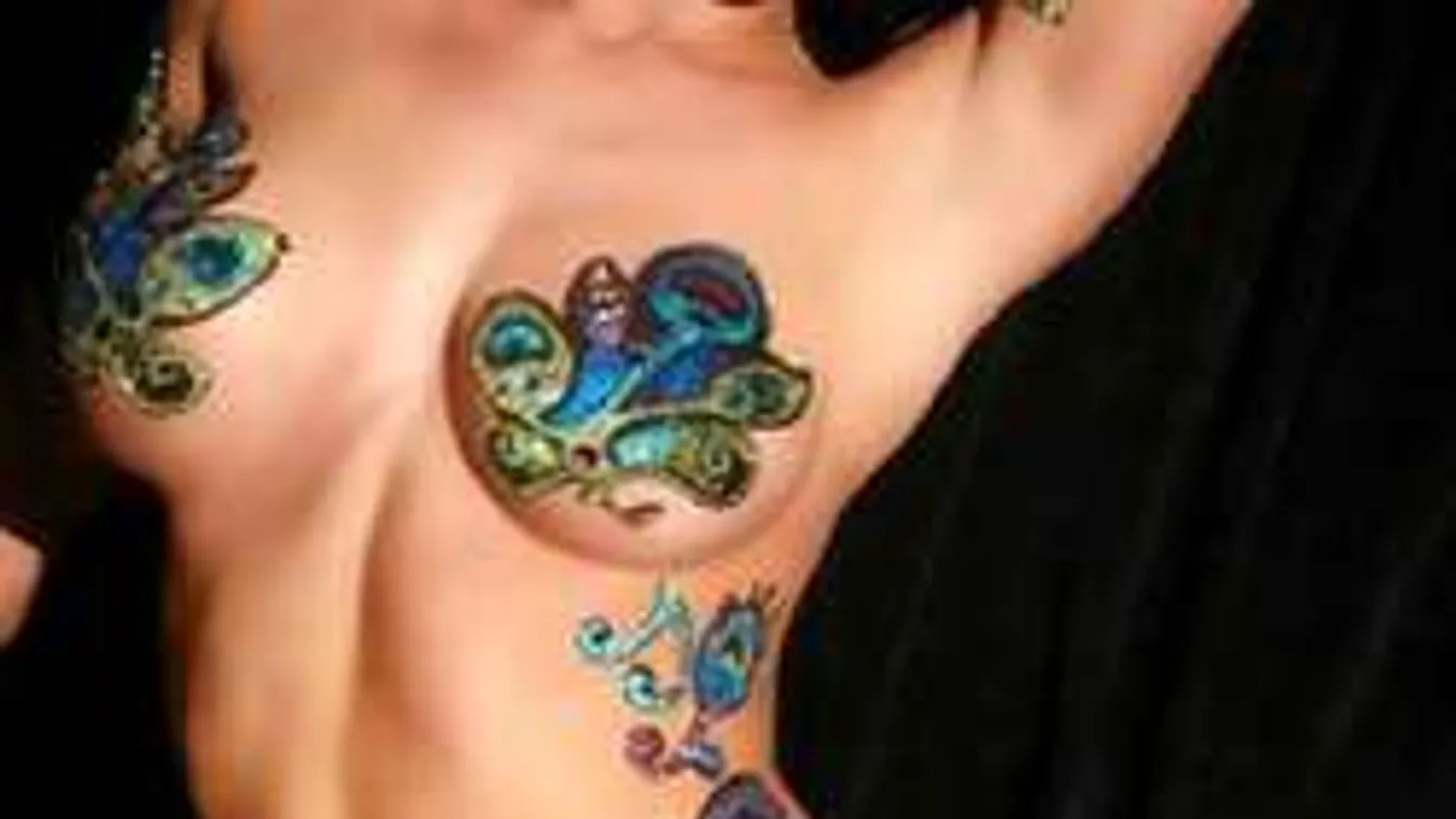 Merész divat: Színesen ágaskodik a mellbimbó a meztelen női testen