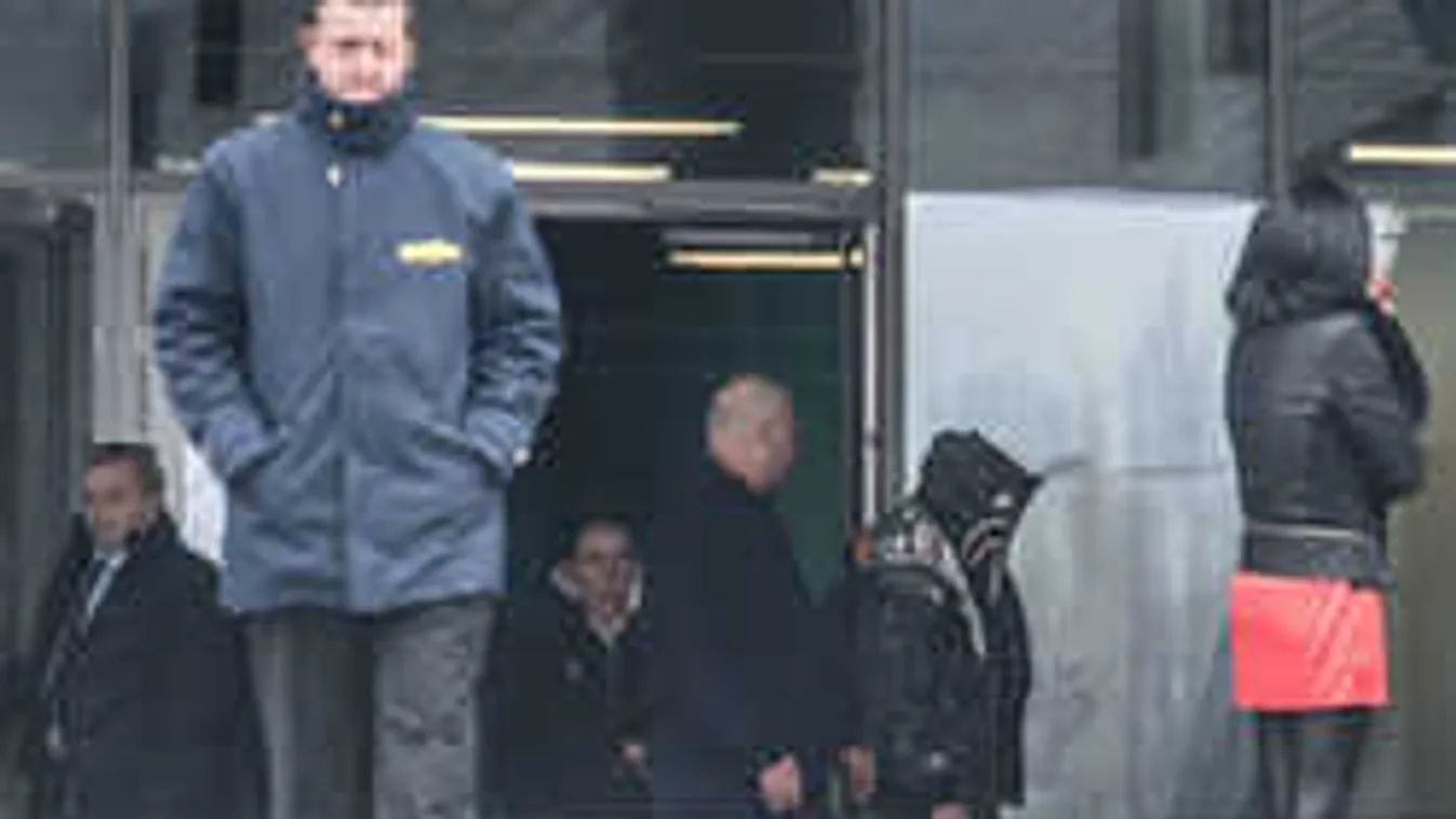 Megbüntették Tusupot, biztonságiak védték az edzőt