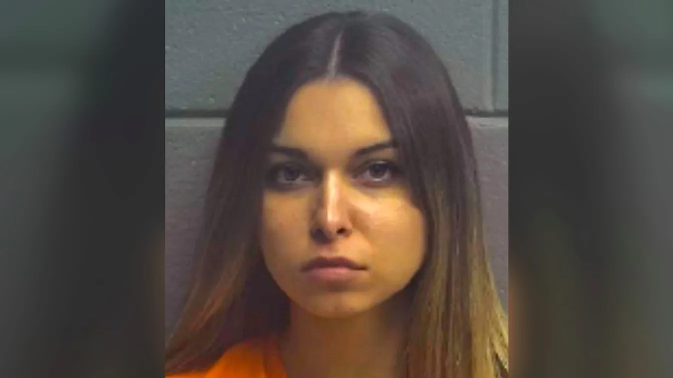 Hotelszobában kamatyolt az egyik fiatal diákjával a babaarcú tanárnő