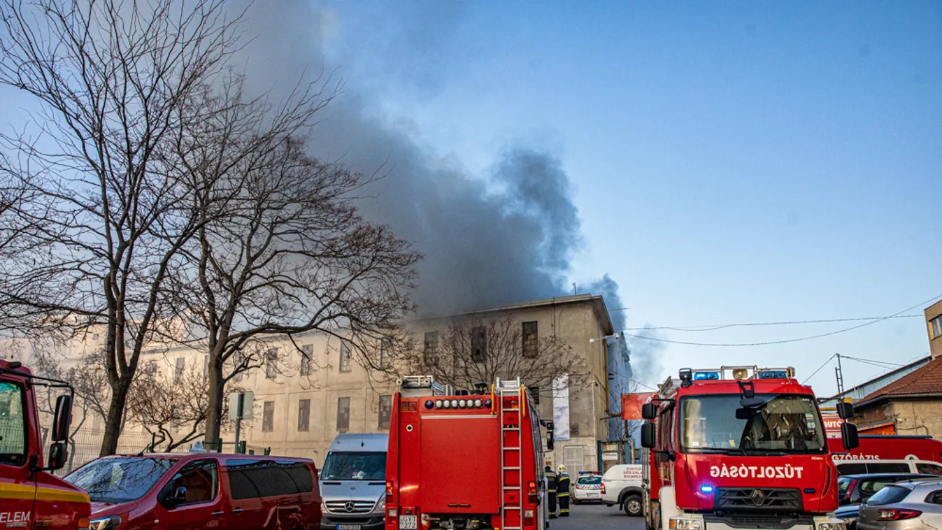 Felcsaptak a lángok a Golgota téren, hatalmas füst borítja a környéket – Fotók