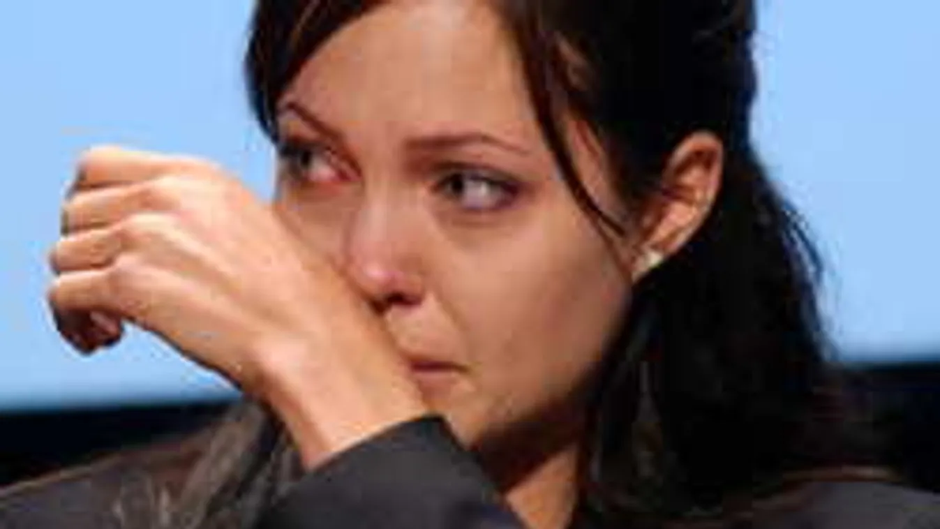 Megmutatta féltett tetoválásait Angelina Jolie!