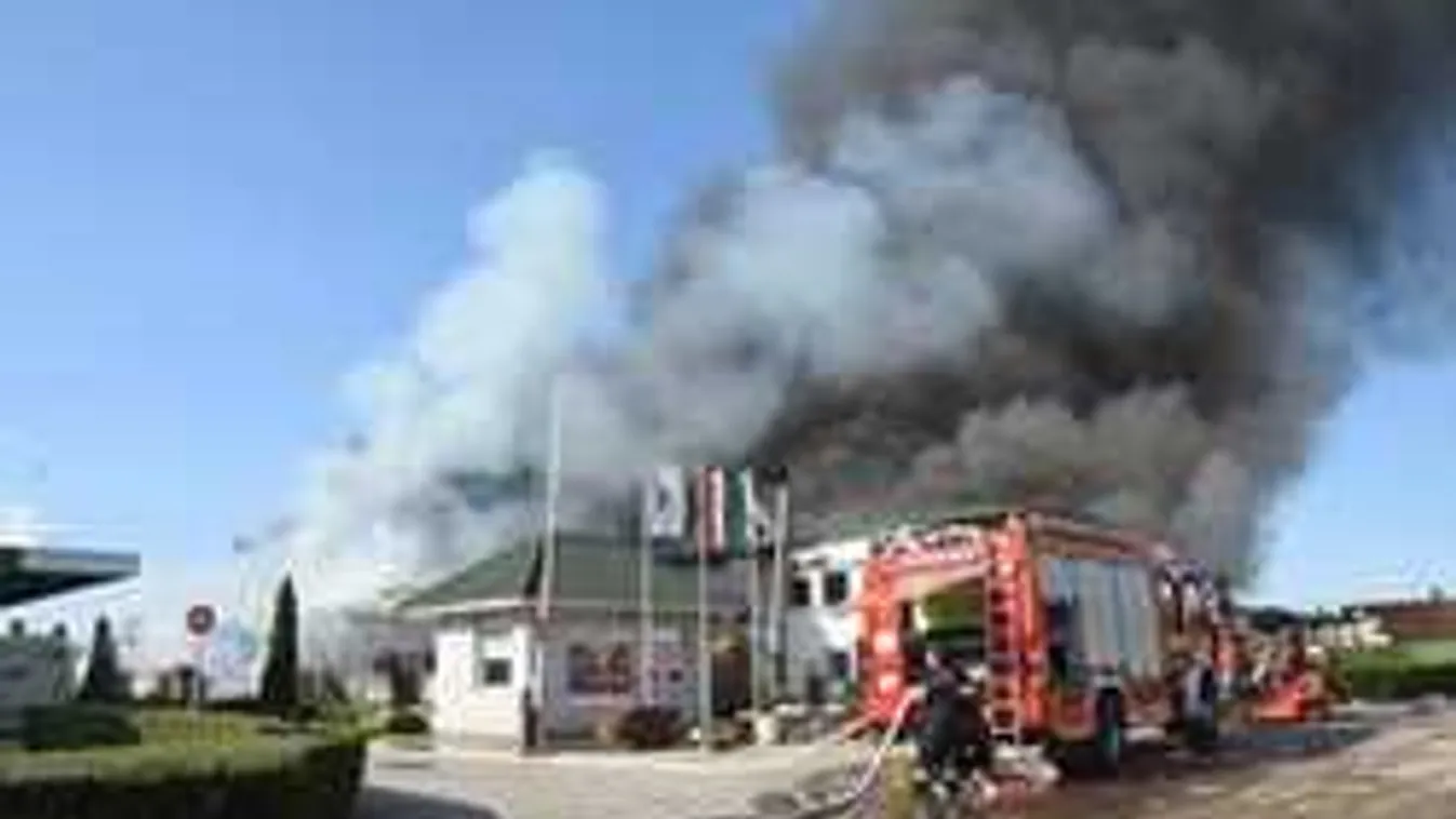 Most jött: beindultak a szirénák, hatalmasra csaptak a lángok Jászladányban