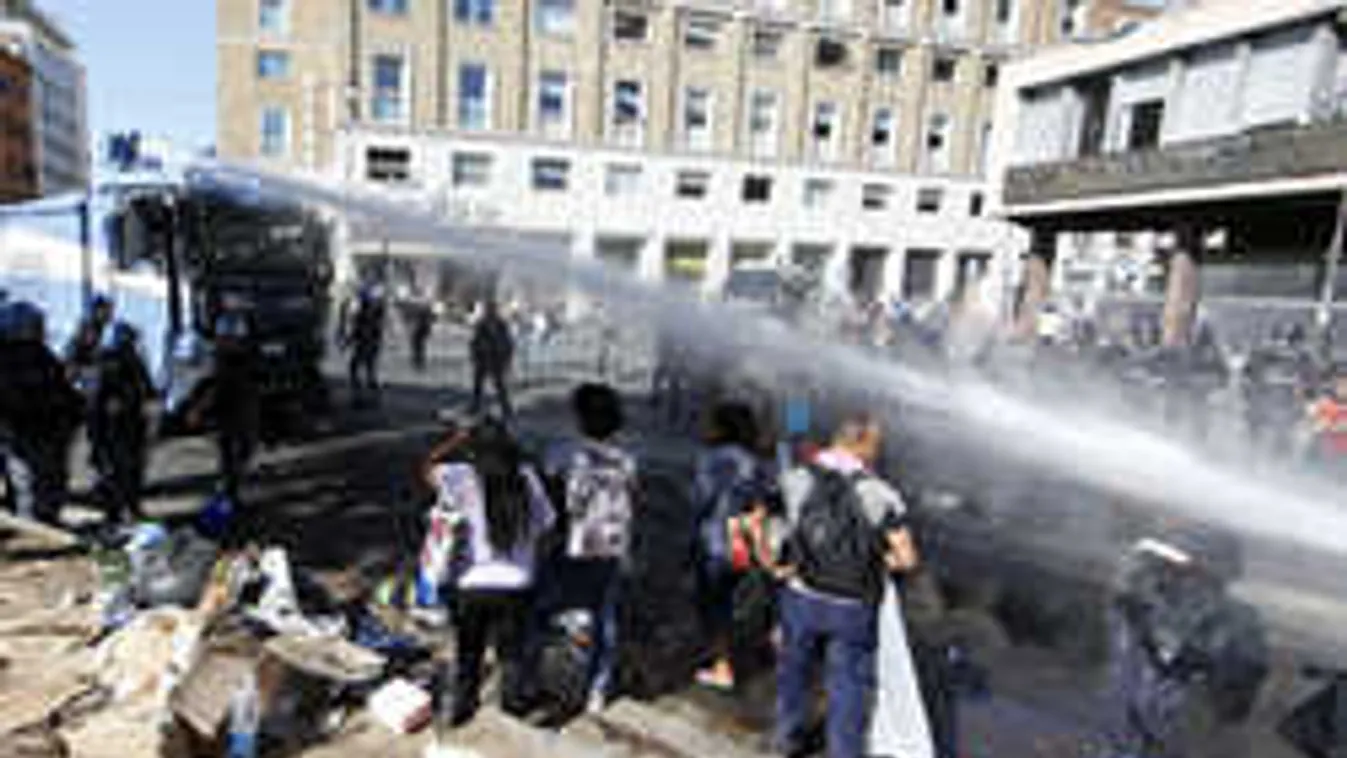 Háborús állapotok Rómában, a migránsok üvegekkel támadtak a rendőrökre