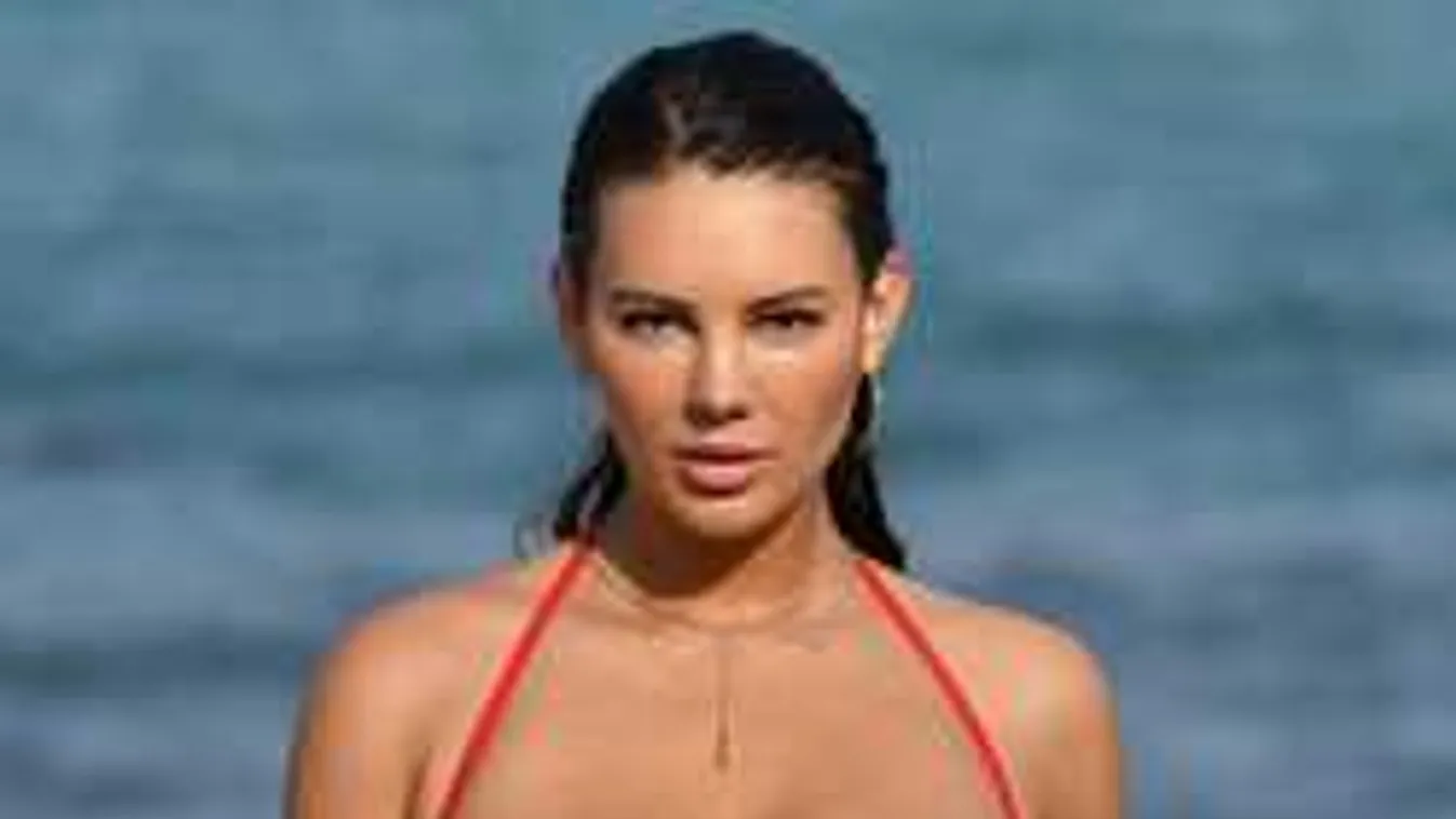 Fürdés után, pucéran kapta le magát Zita