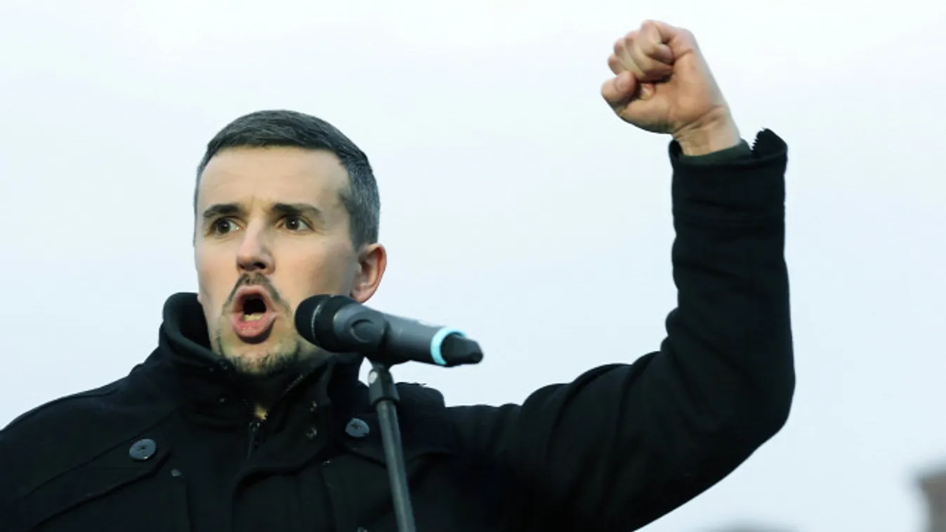 Miért bujkál új élettársával Jakab Péter?