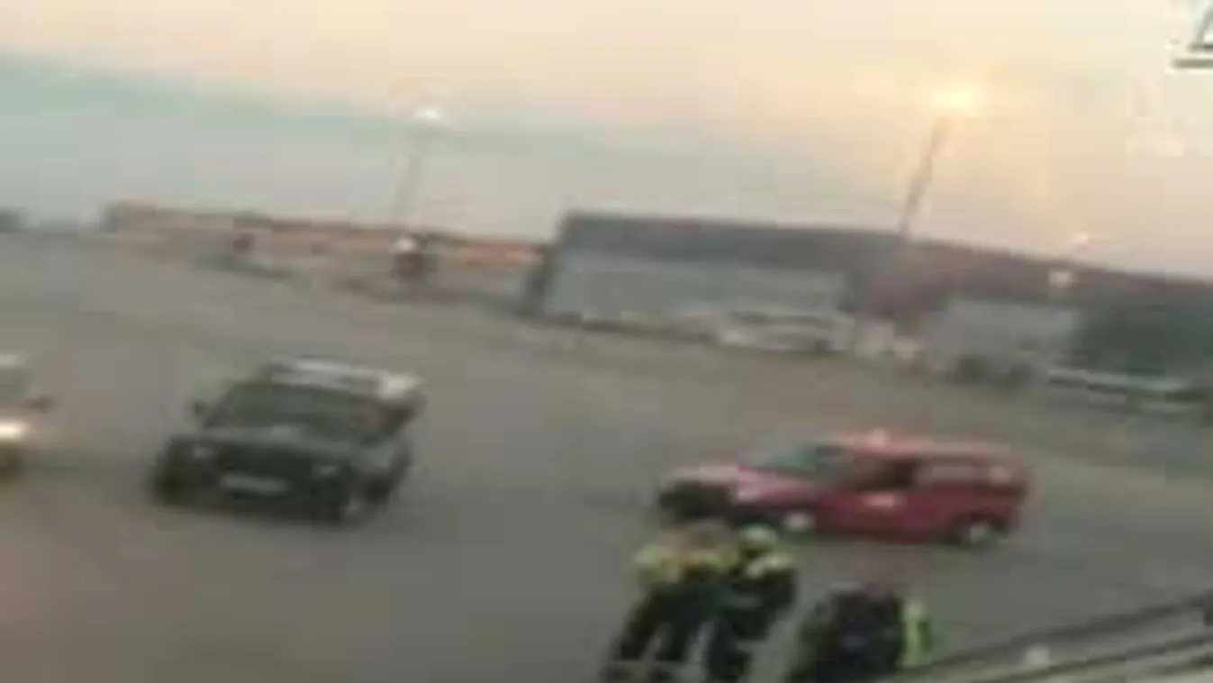 Kényszerleszállás mellett döntött a pilóta, mert csúnyán berúgtak az utasok