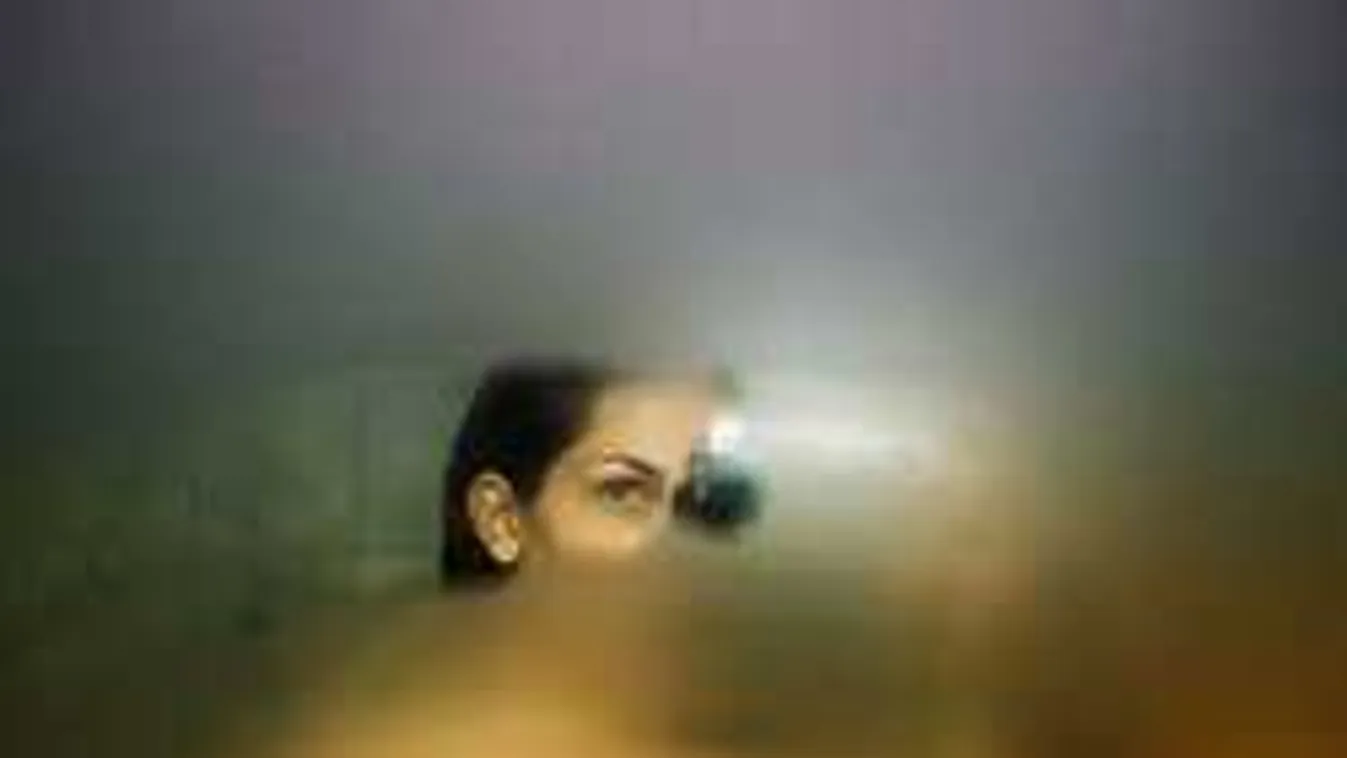 Õrült aktfotóival sokkolja az internetet ez a fiatal lány