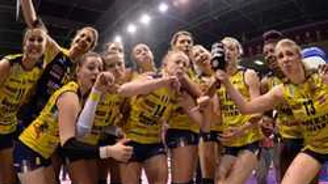 Kukkants be: pucéran fotózkodtak öltözőjükben a röpis lányok