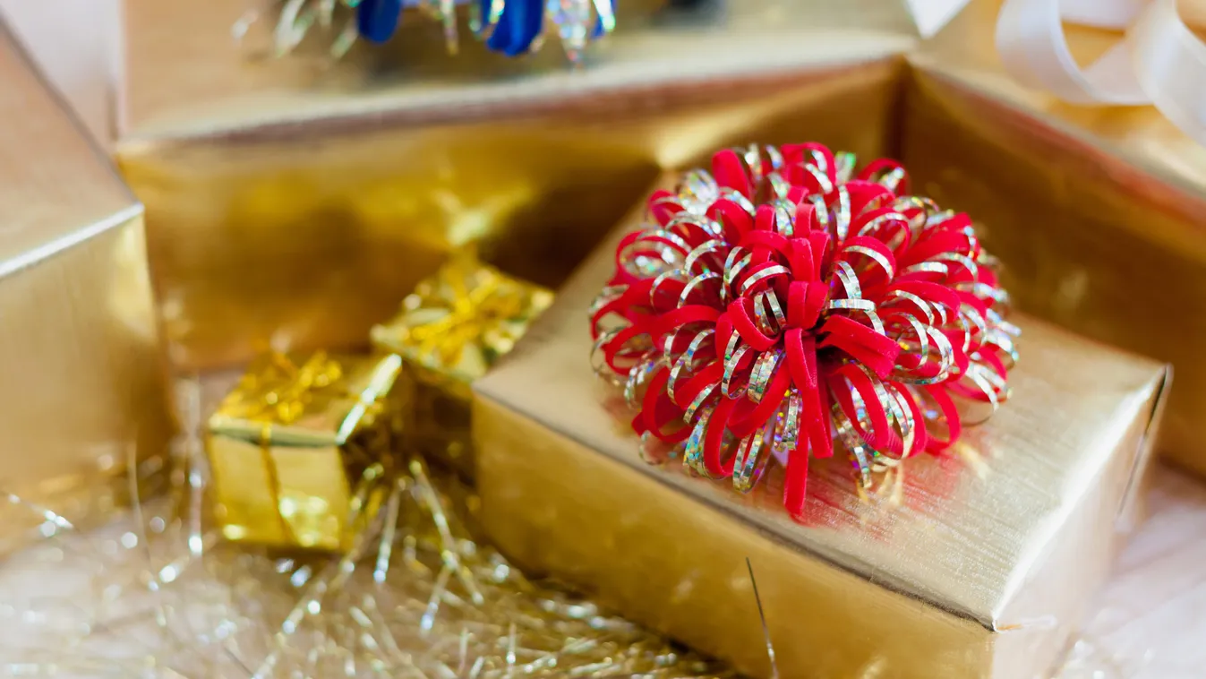 Sokan rendelnek küföldről karácsonyi ajándékot