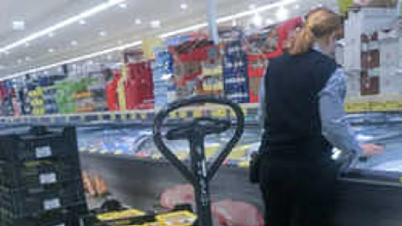 Tényleg bruttó 300 ezret kereshet egy bolti pénztáros?