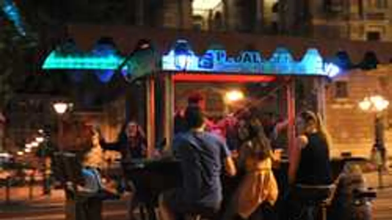 Undorító dolgot művelt egy nő a Király utcában a rendőrök szeme előtt