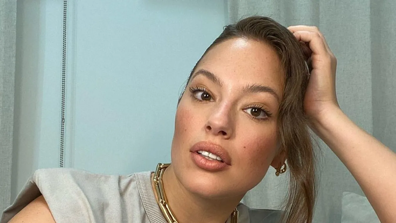 Meztelenül villantott szőrös hónaljat a világhírű ducimodell