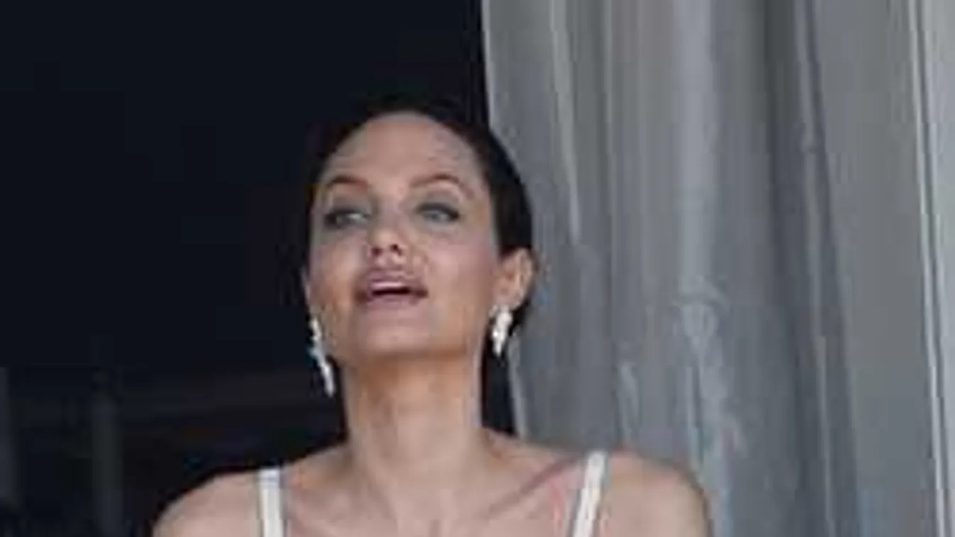 Egy szál neglizsében állt ki az erkélyre Angelina Jolie