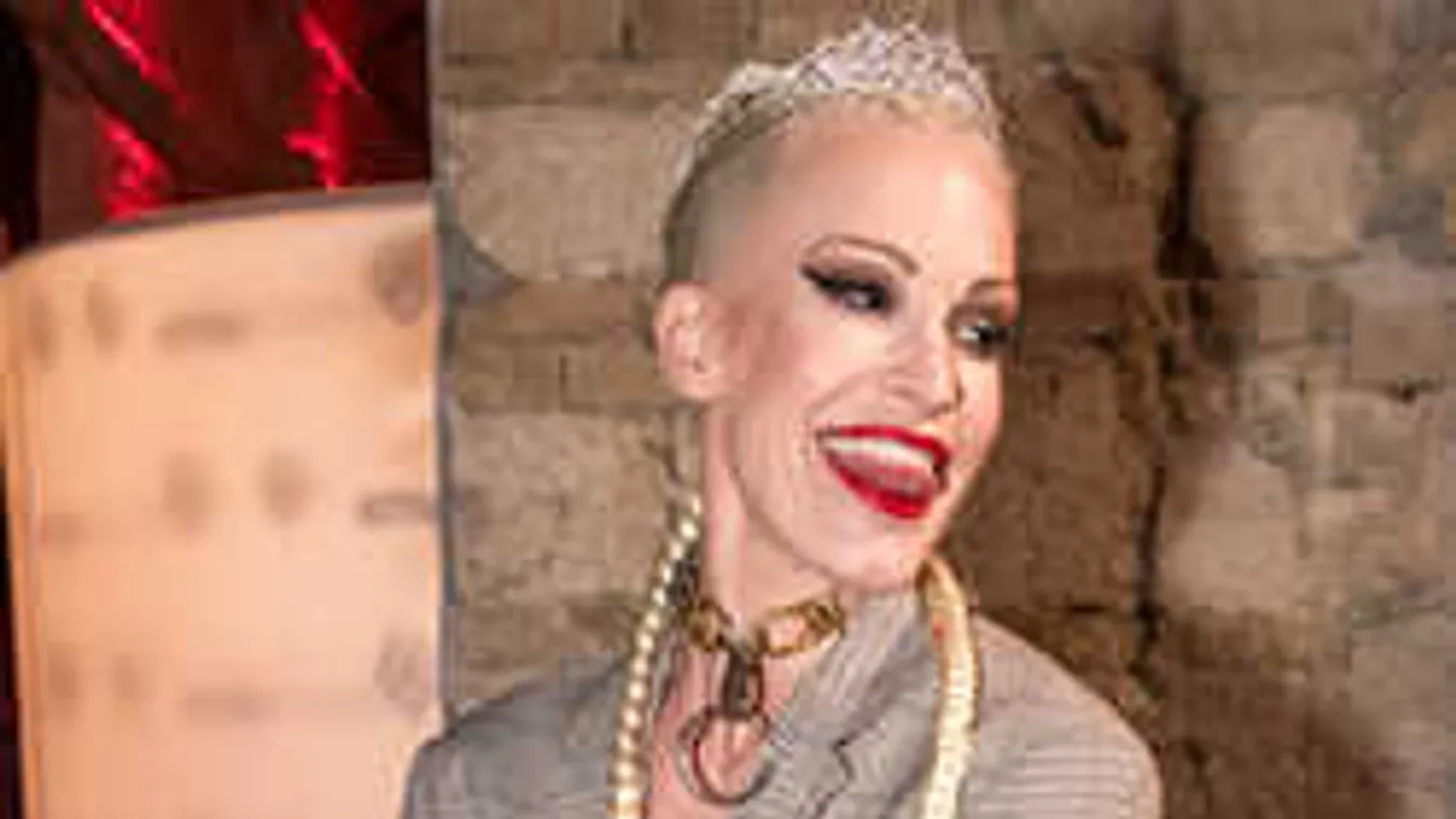 Széttárta lábait a színpadon a magyar sztárénekesnő: minden látszott