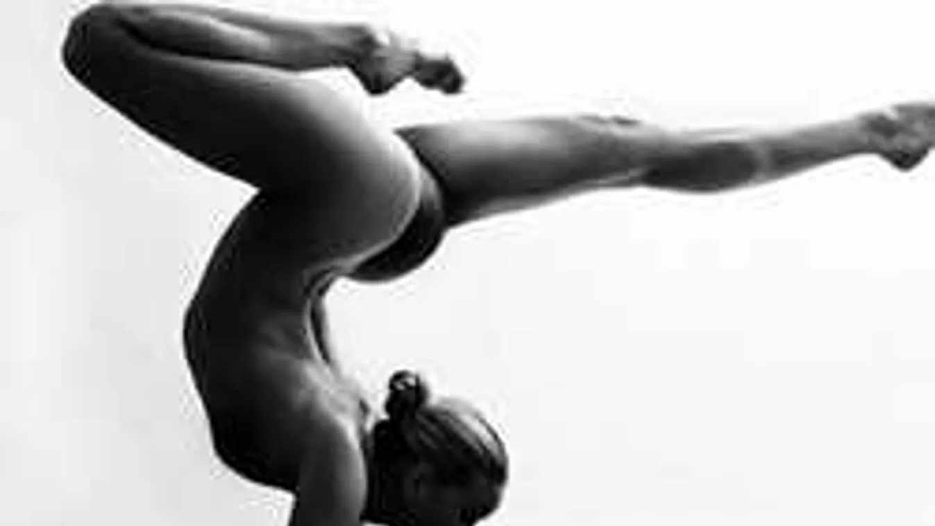 Anyaszült meztelenül jógázott a zsúfolt sétálóutcában ez a bátor nő!