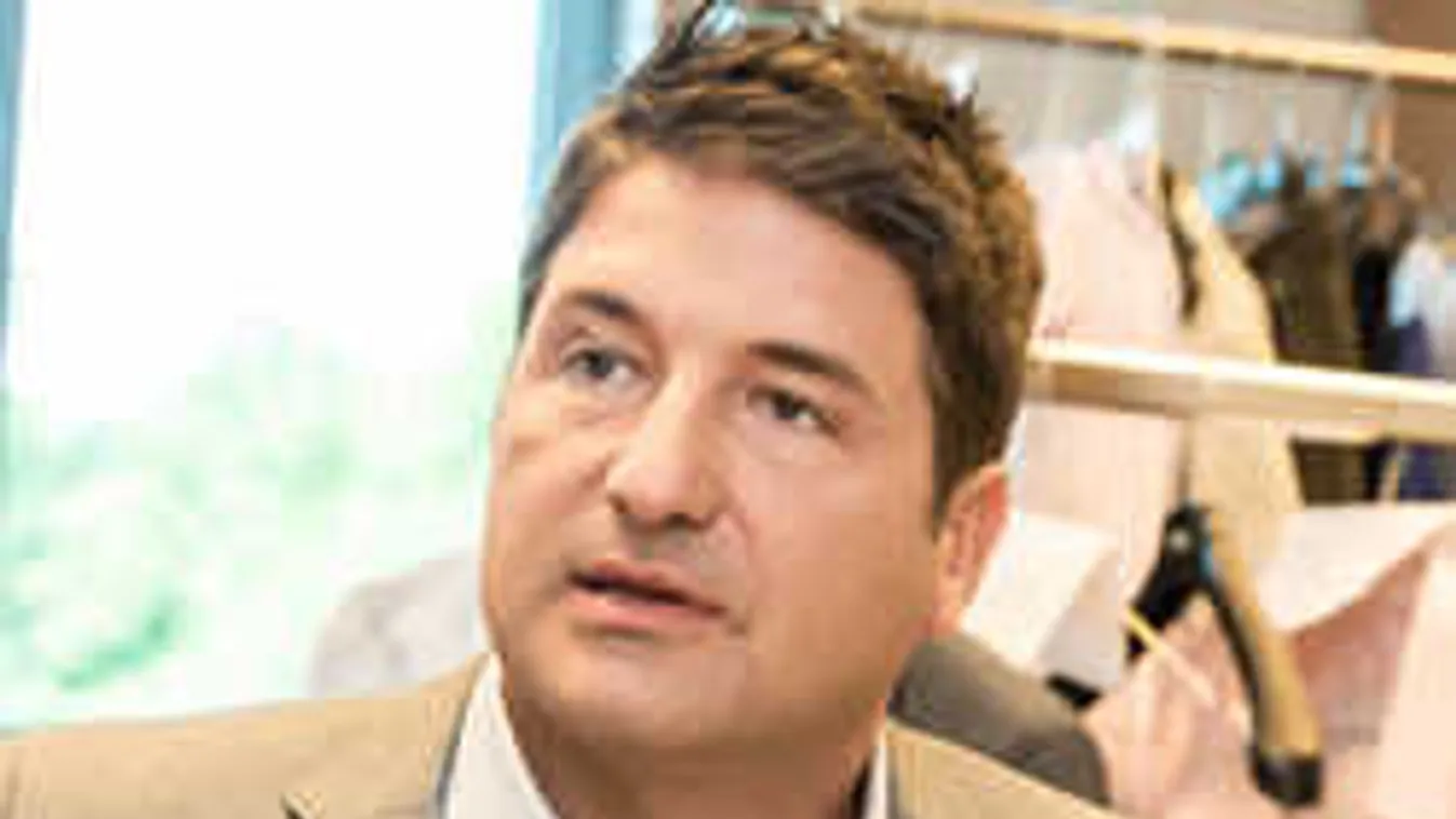 Hajdú Péter elhagyta az országot, mesés helyről jelentkezett be