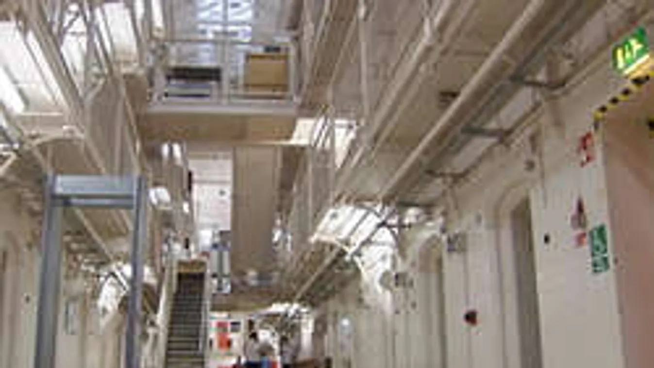 Látogatás alatt, a börtönben molesztálta saját kislányát egy rab