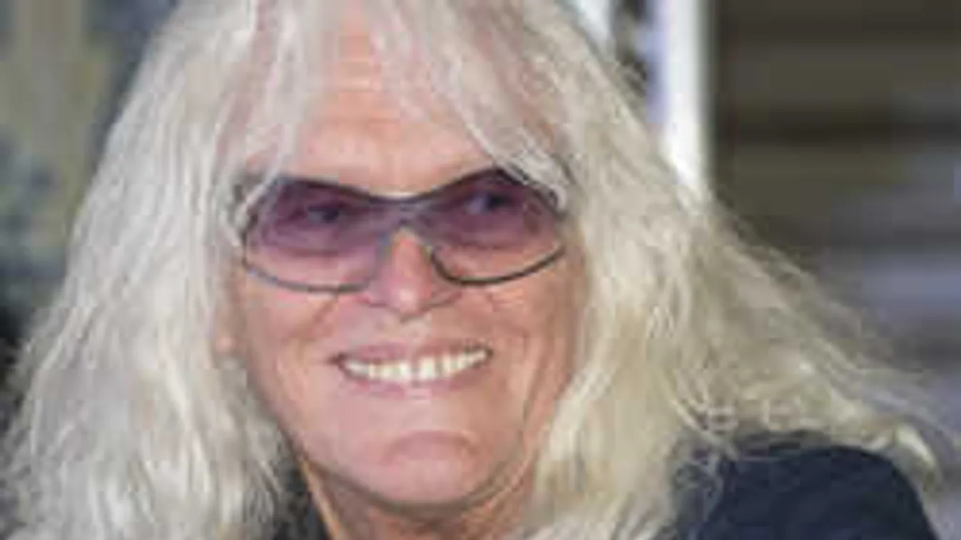 Tündéri fotó, először mutatta meg unokája arcát Kóbor János