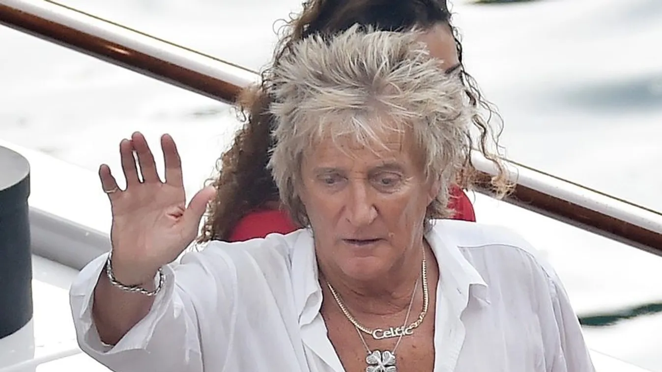 *EXCLUSIVE* Legendary Rocker Rod Stewart goes ashore as he greets the children and wife Penny Lancaster in what looks like the end of their holidays in Portofino