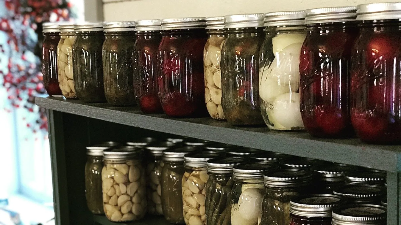 Ha puklis az üveg teteje, dobjuk ki a befőttet