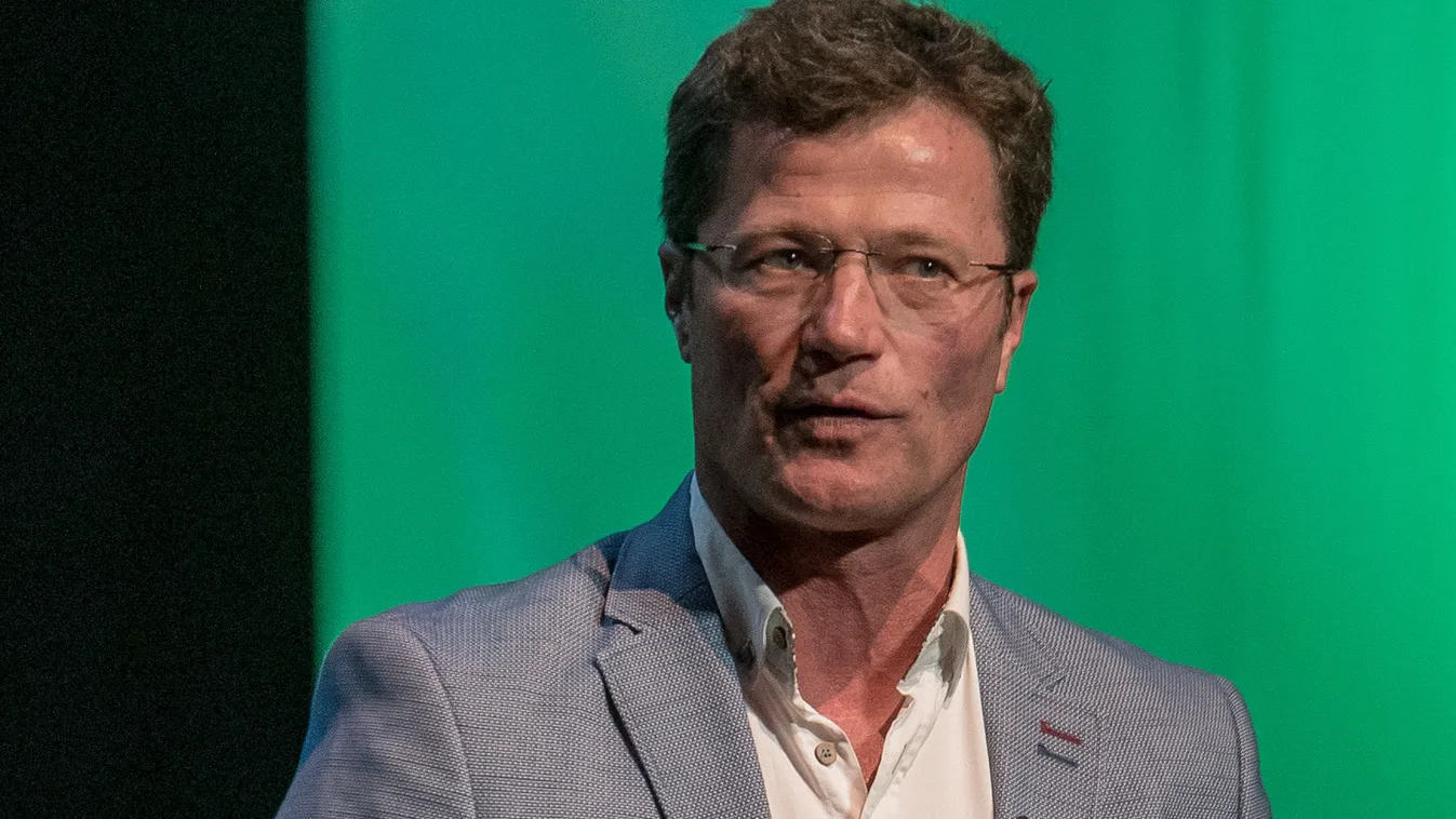 Elolvadtunk! Jégkorizni tanítja kisfiát Stohl András