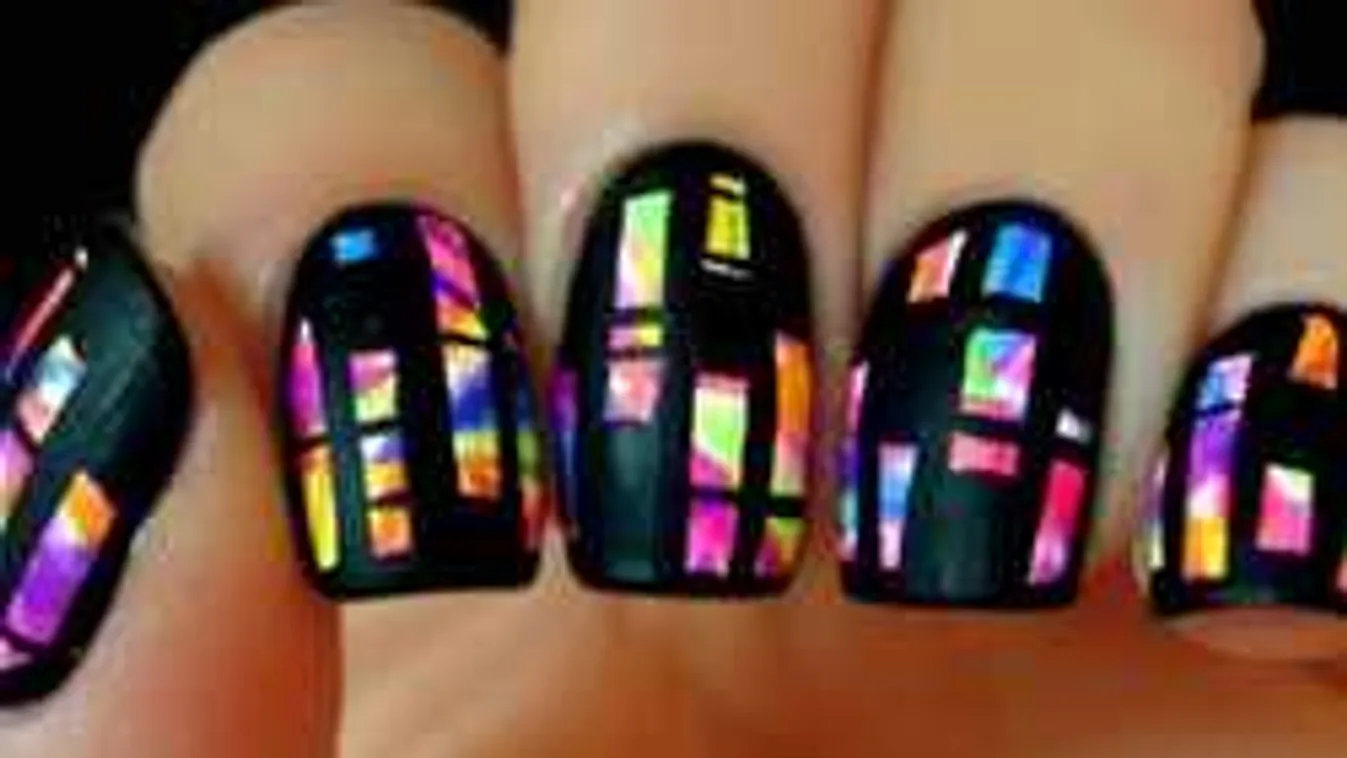 Tavaszi verőfény a körmökön: ólomüveg ragyogás