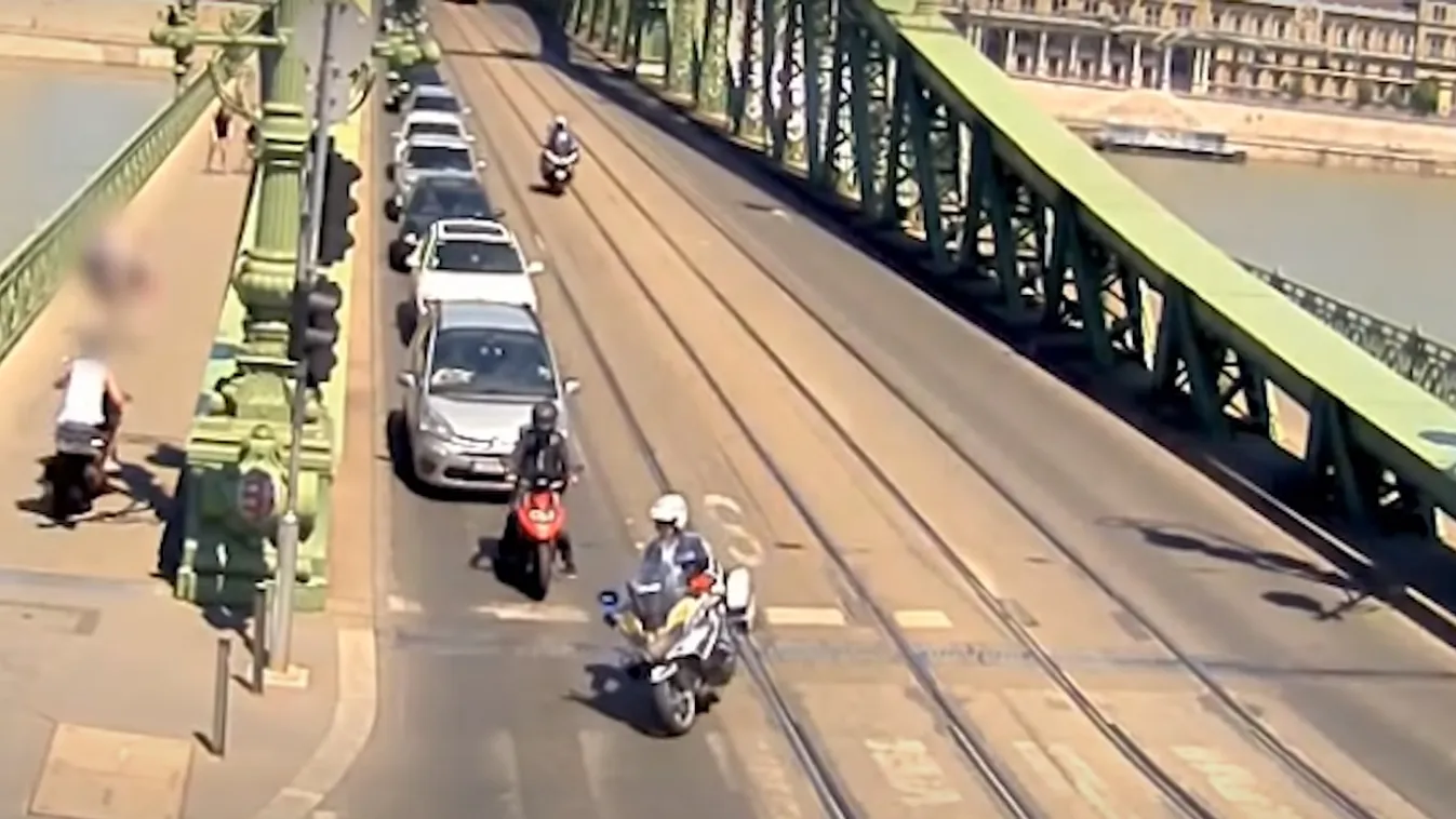 Sokkoló felvétel: gyalogosok közé hajtott a járdán a budapesti motoros – videó