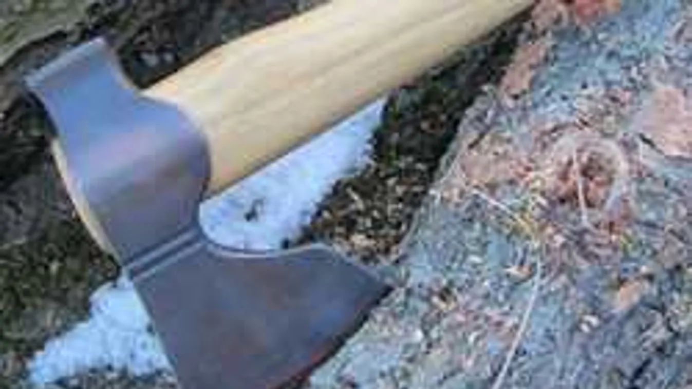 Fejében egy baltával fordult le a székről a 82 éves nyugdíjas