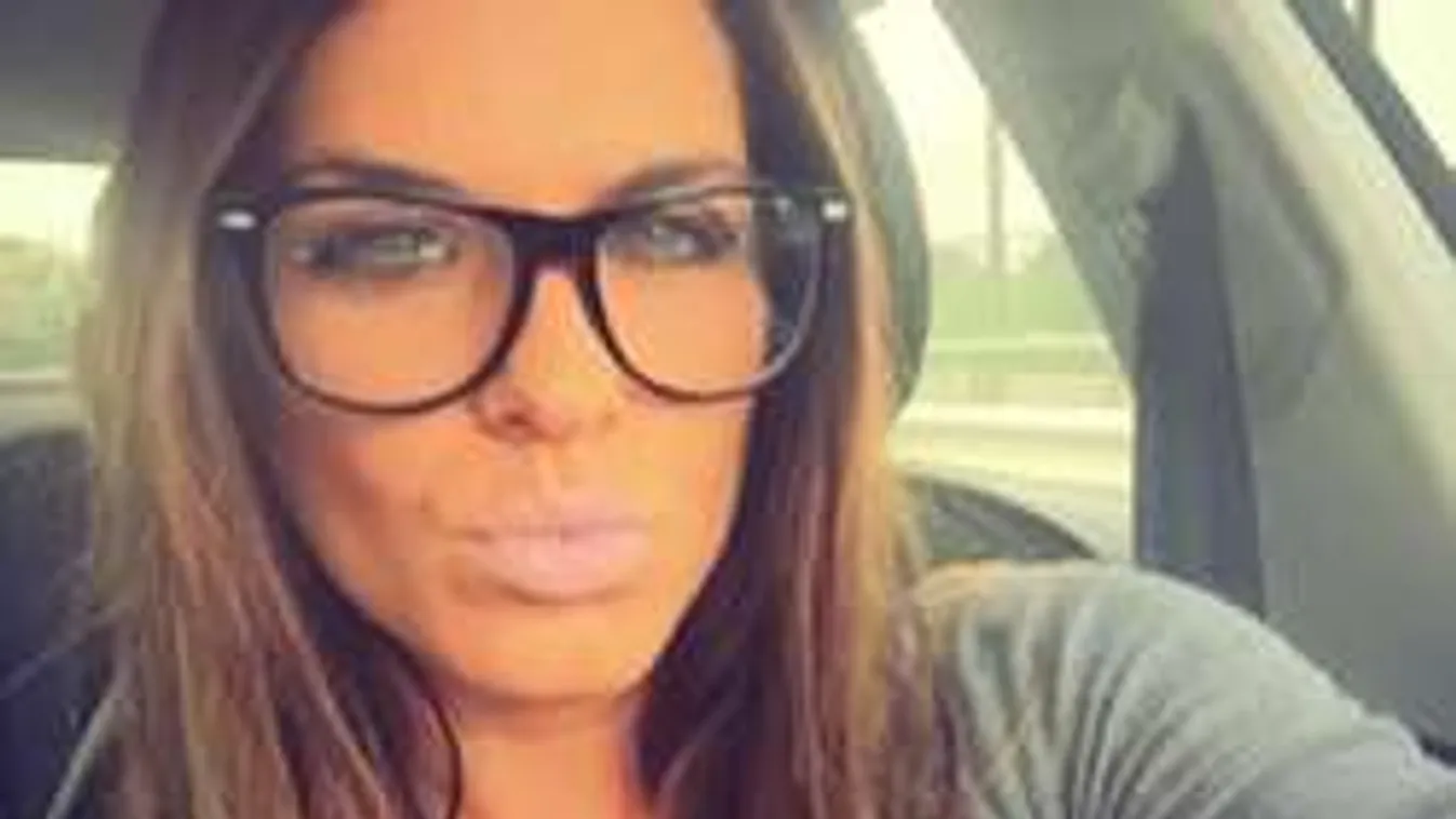 Vadító fehérneműben hódít a szingli magyar énekesnő