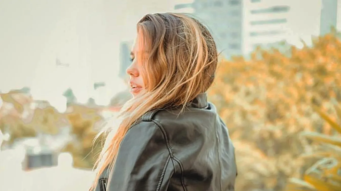 Szaftos meglepetés: Bugyi nélkül hajolt ki az ablakon a kebelcsoda