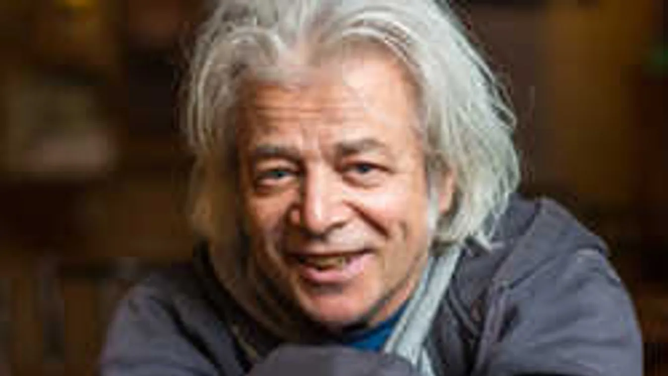 Férfiak zsongják körül a legendás magyar zenész özvegyét